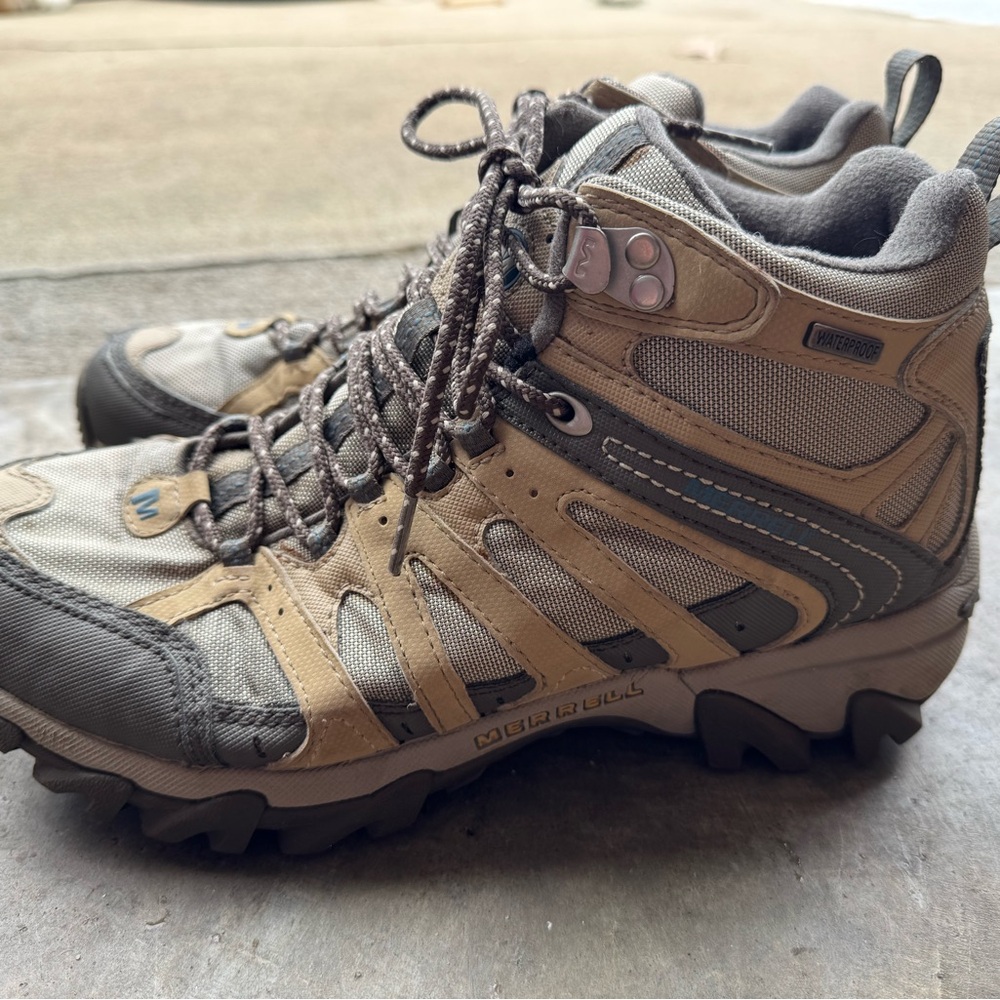 NWOT Women’s Merrell Waterproof Hiking Boots - 9